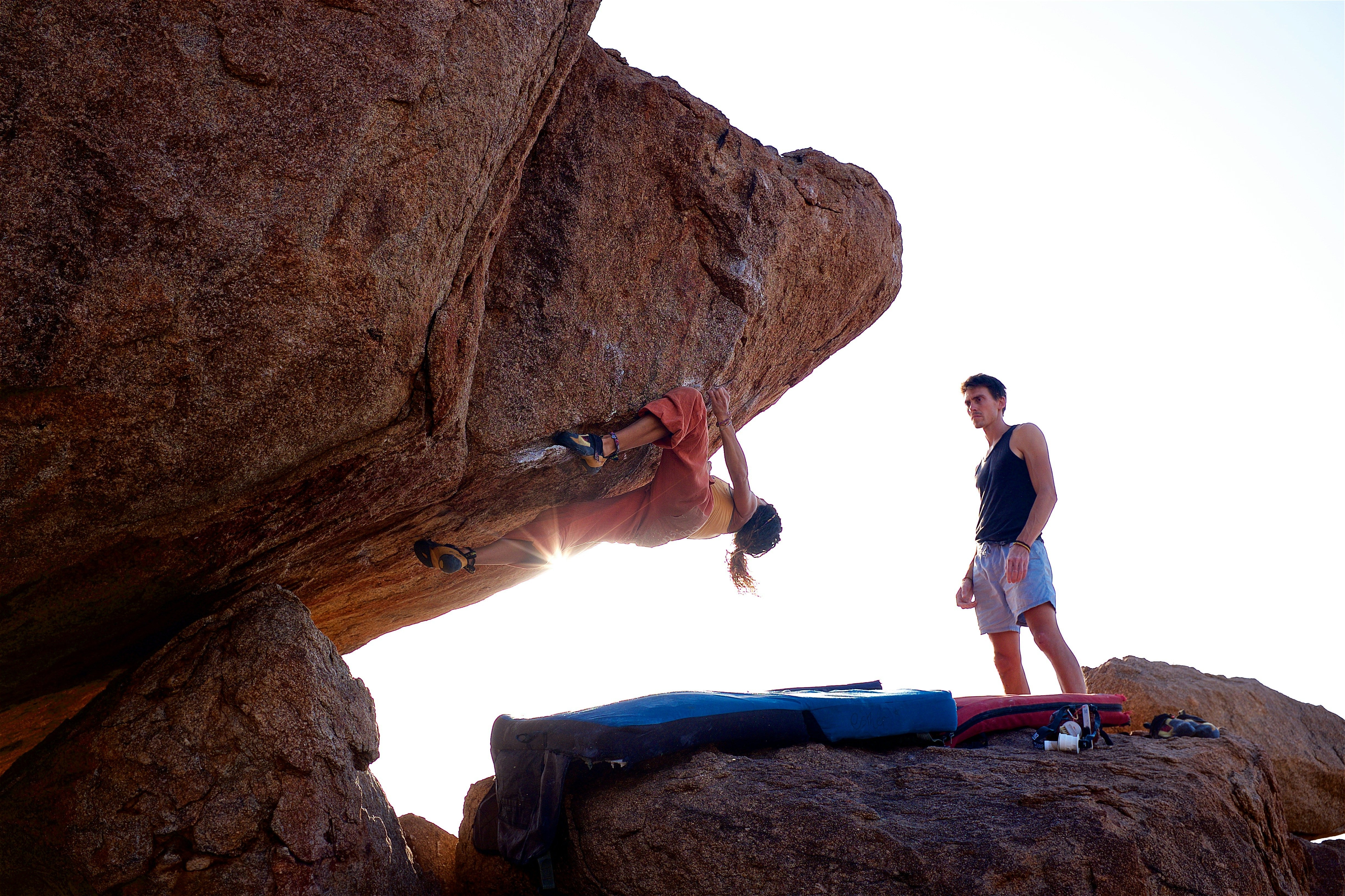 two mountain climbers bouldering before enjoying a nuwave protein shake for muscle recovery